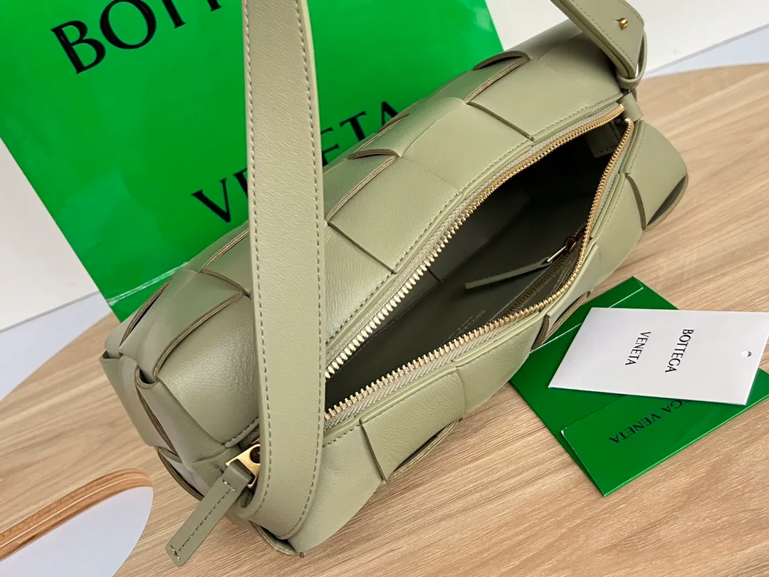 #B家 New model is coming! 709360 BRICK CASSETTE armpit bag, the traditional woven logo is instantly recognizable✅ Large grid weaving has always been fashionable, and the armpit bag is even more fashionable and foreign-style. Elegant big brick 🧱 Sheepskin material is light and comfortable, with a huge sense of capacity and space. Dark layer inside. Practical interior and fashionable appearance design. Durability and temperament coexist. Elegant big brick. Come and plant the same underarm bag from star Zhou Yutong! Dimensions: 28x14x10